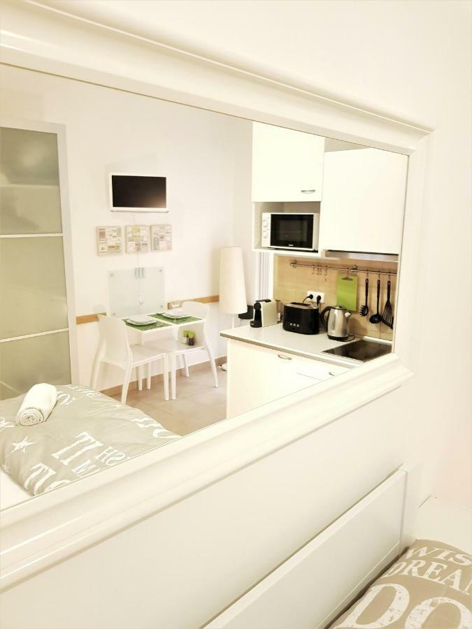 Cozy Studio With Parking Near City Center Prag Exterior foto