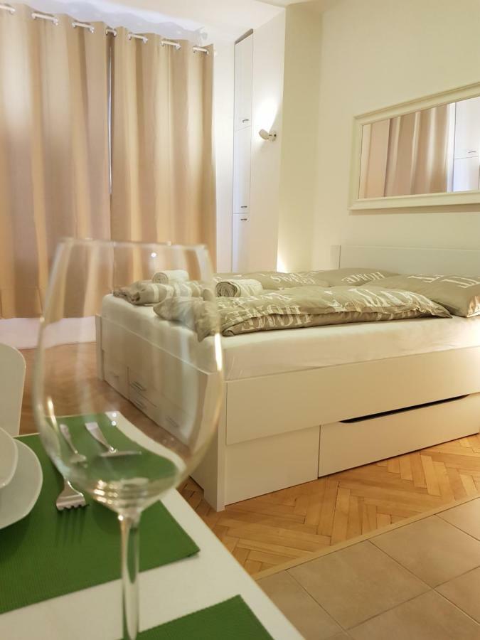 Cozy Studio With Parking Near City Center Prag Exterior foto