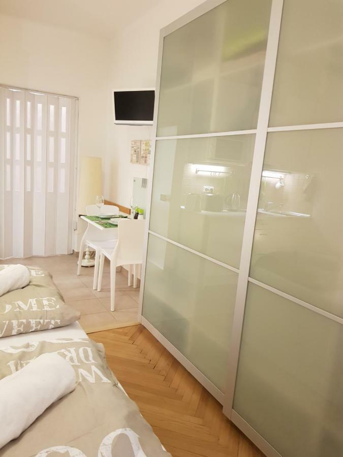 Cozy Studio With Parking Near City Center Prag Exterior foto