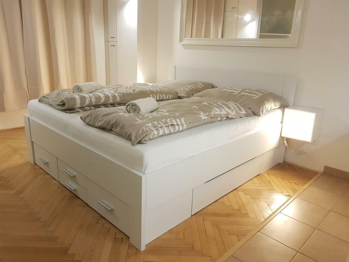 Cozy Studio With Parking Near City Center Prag Exterior foto